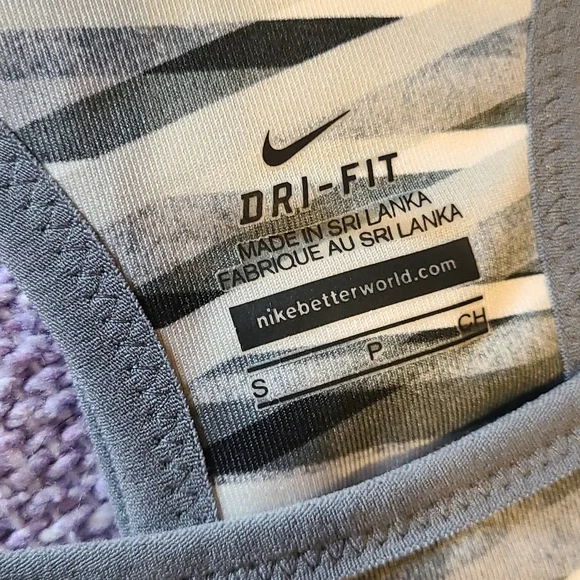 Nike dri fit tank with built-in sports bra - Picture 4 of 8